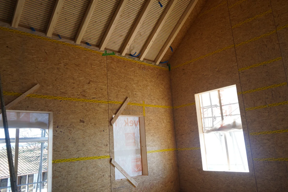 Holzdecke in einem grossen Saal.